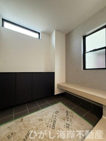 茅ヶ崎市高田2丁目　新築戸建　の設備|玄関　ベンチ