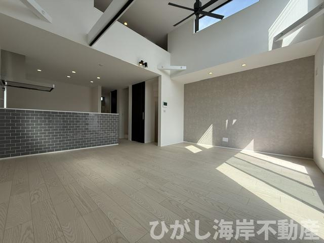 茅ヶ崎市高田2丁目　新築戸建　の居間・リビング|19.6帖　吹抜付LDK