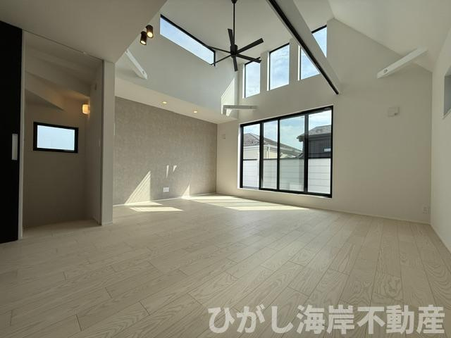 茅ヶ崎市高田2丁目　新築戸建　の居間・リビング|19.6帖　吹抜付LDK