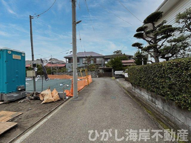 茅ヶ崎市東海岸南6丁目　新築戸建　全３棟の前面道路含む現地写真|4月6日撮影　建築中　現地外観