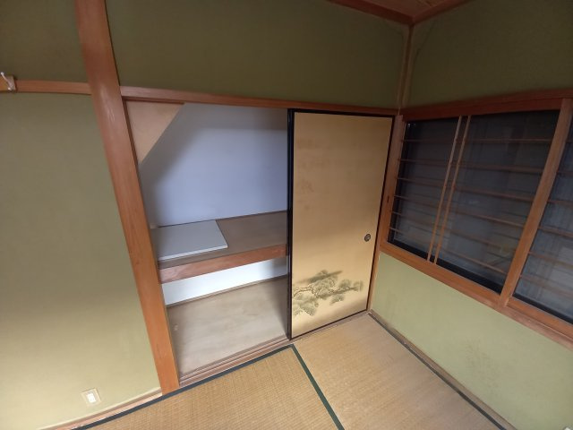 【和室】 | 津之江町2丁目車庫付貸家 | 2階和室収納