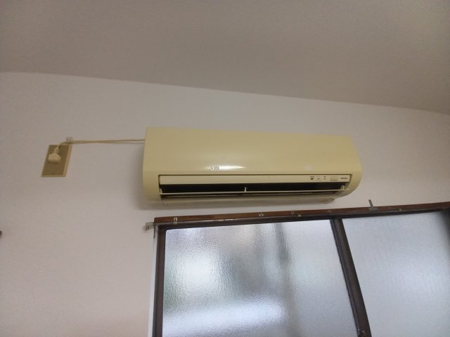 【設備】 | 津之江町2丁目車庫付貸家 | エアコン（残置物）※リビング
