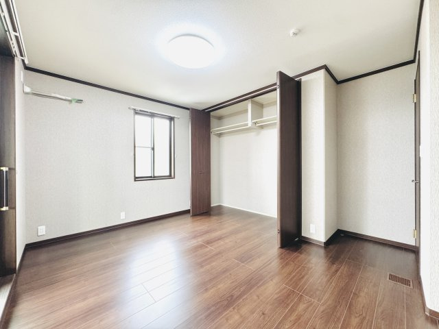 太田市新田市野井町　中古住宅の洋室