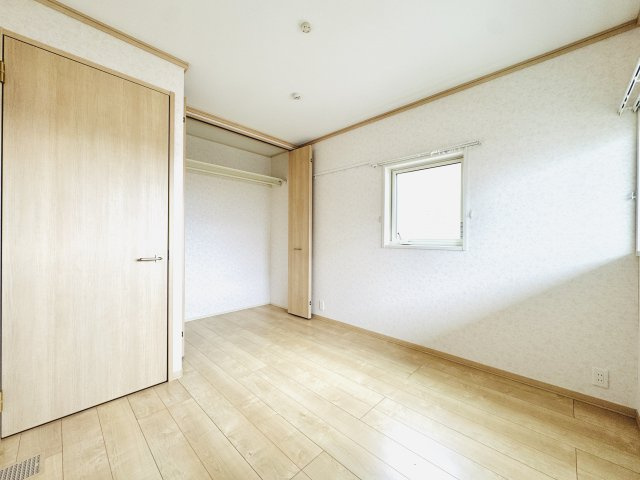 太田市新田市野井町　中古住宅の洋室