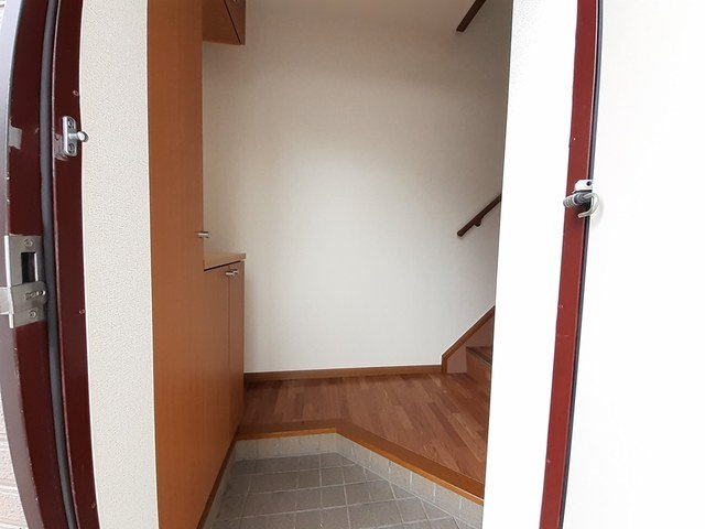 レフィナード阿成の玄関