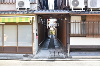 【エントランス】 | 三条商店街近く あなたの手で育てる、京町家 | トンネル路地の入口