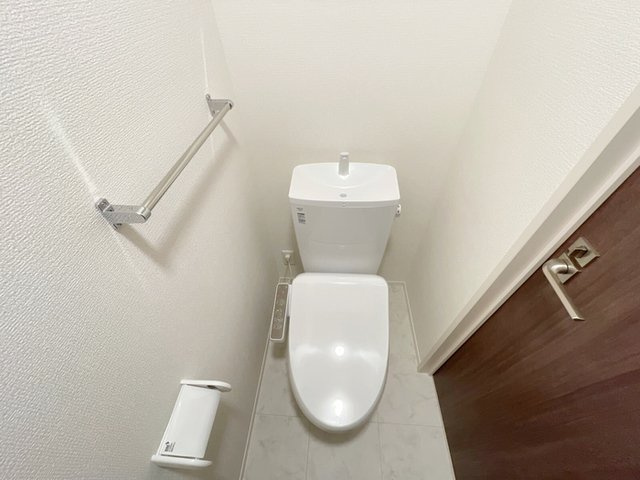 ラルーチェⅤのトイレ|温水洗浄便座付きトイレです。