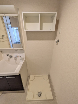 上部棚付き☆室内洗濯機置場☆