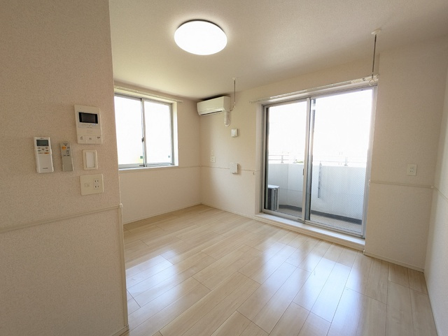 ２面採光で明るく風通しのよいお部屋☆