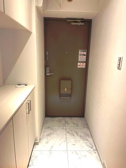 ハイロイヤル緑地公園パート二Ａ棟　の玄関