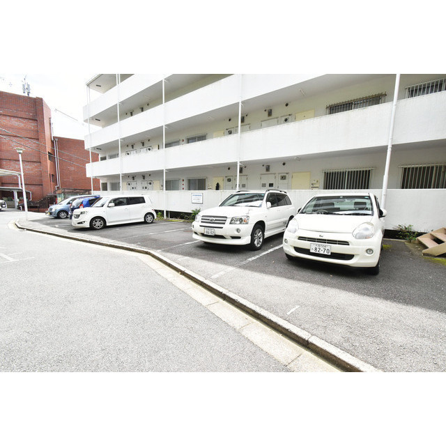 メゾン新千里の駐車場