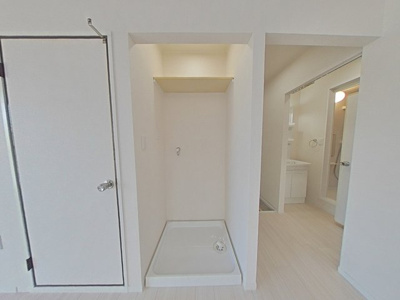 洗濯機置場　上部に棚付き