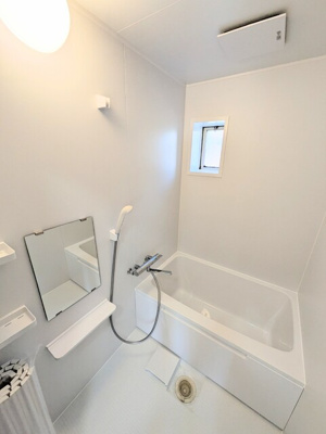 換気に便利な小窓付きのバスルーム