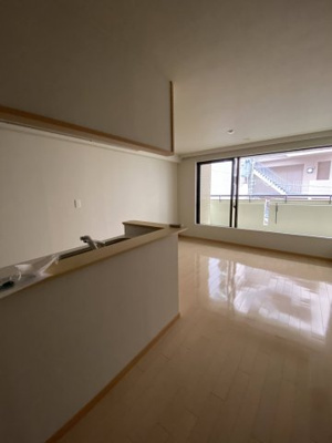 【居間・リビング】 | シェリーヒルズ横浜 | こちらの居間で趣味の時間をお楽しみください
