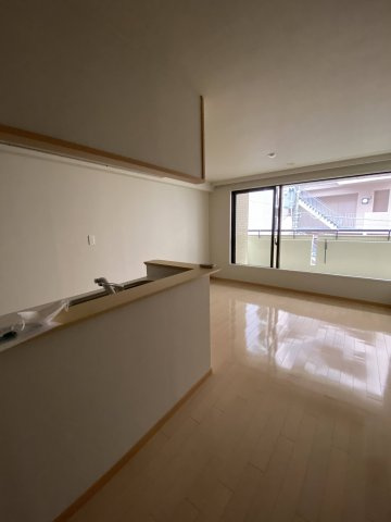 【居間・リビング】 | シェリーヒルズ横浜 | こちらの居間で趣味の時間をお楽しみください