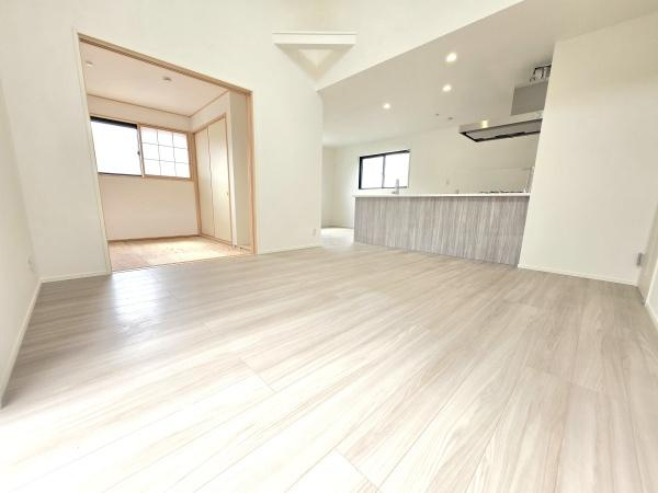 横浜市泉区新橋町の新築一戸建の居間・リビング|明るいLDK！！
陽当たり良好です。
