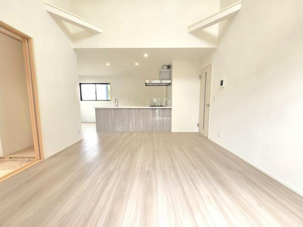 横浜市泉区新橋町の新築一戸建の居間・リビング|吹抜けを採用していて開放感があり電気をつけなくても明るいです♪
