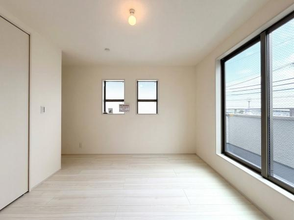 横浜市南区別所中里台の新築一戸建の洋室|二面採光の明るく、落ち着きのある洋室！
休日はこちらでおくつろぎ下さい♪