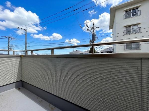 横浜市南区別所中里台の新築一戸建のバルコニー|陽当り良好のバルコニー！
風通しもよく気持ちいいです