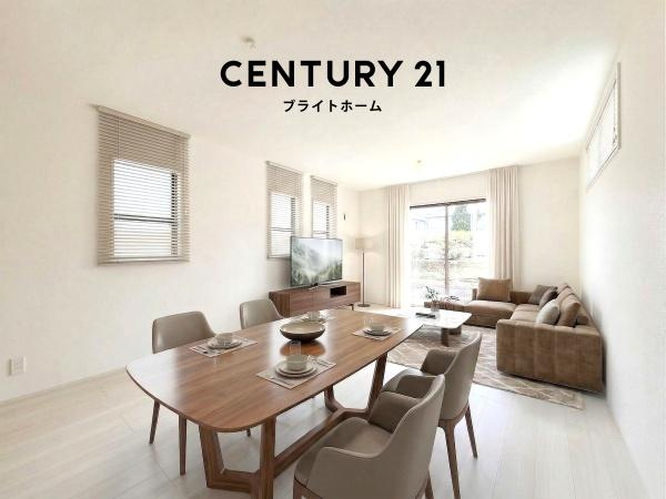 横浜市南区別所中里台の新築一戸建の居間・リビング|窓からは明るい光が差し込みます！
電気をつけなくても明るいです。