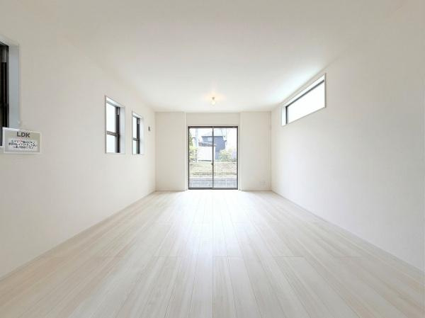 横浜市南区別所中里台の新築一戸建の居間・リビング|家族が自然と集まるリビングは
落ち着きのある空間です♪