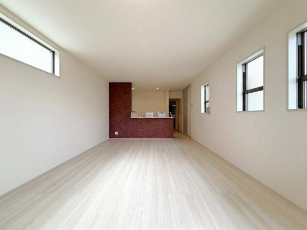 横浜市南区別所中里台の新築一戸建の居間・リビング|明るいLDK！！
陽当たり良好です。
