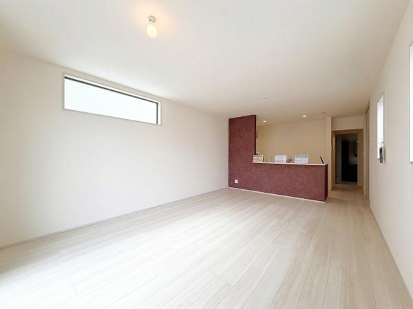 横浜市南区別所中里台の新築一戸建の居間・リビング|2面採光のLDKは陽当たり通風良好です。
