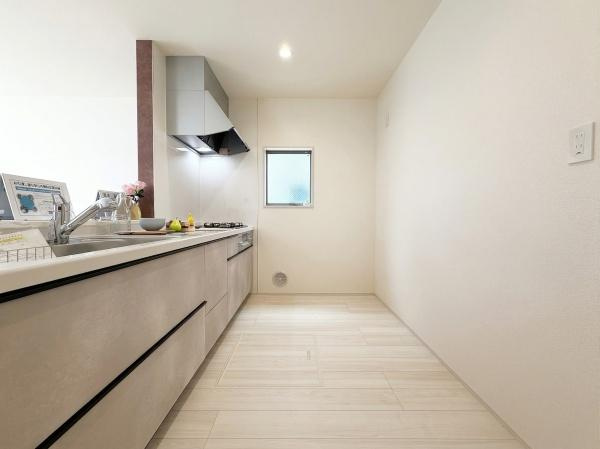横浜市南区別所中里台の新築一戸建のキッチン|広々としたキッチンは、
落ち着いて料理が出来ます！