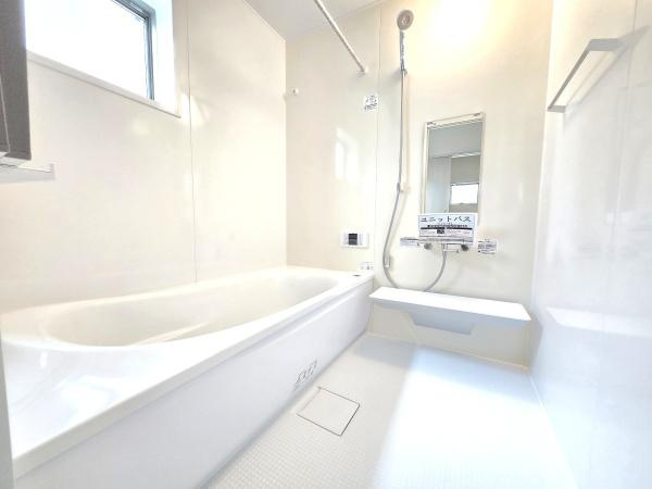 横浜市南区別所中里台の新築一戸建の浴室|広々としたバスルームで一日の疲れをいやして下さい！
もちろん、浴室乾燥機付きです！