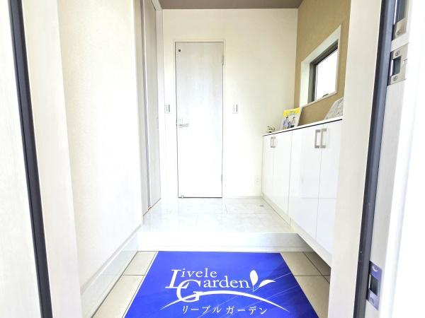 横浜市南区別所中里台の新築一戸建の玄関|この明るい玄関が気持ちよく迎え入れてくれます。