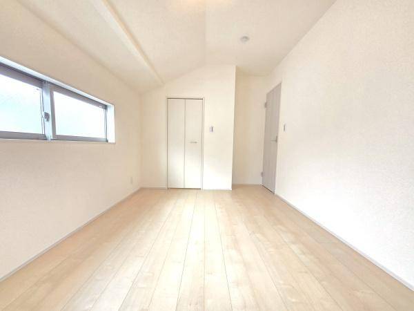 横浜市南区別所中里台の新築一戸建の洋室|二面採光の明るい洋室♪
休日はこちらでおくつろぎ下さい♪
※家具等はＣＧでの参考レイアウトです。