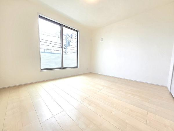 横浜市南区別所中里台の新築一戸建の洋室|窓からの光が嬉しい洋室です。
収納もあり、荷物が多い方にも安心です♪