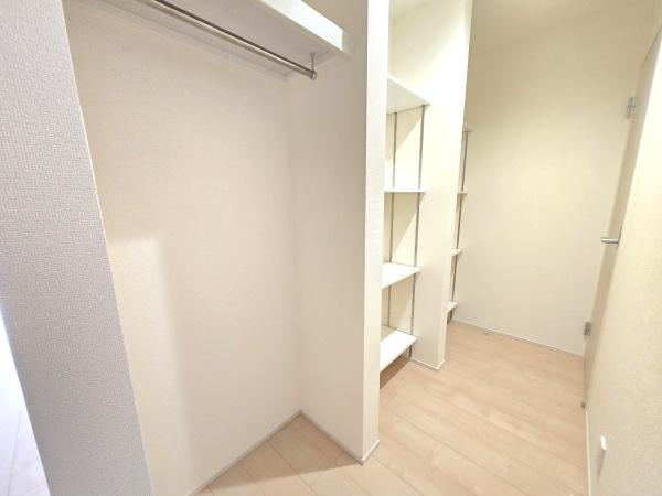 横浜市南区別所中里台の新築一戸建の収納|パントリーがあるので、
ストック品なども収納できます。
