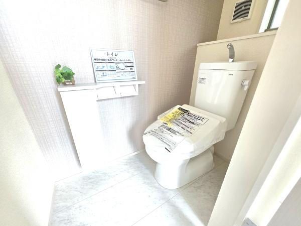 横浜市南区別所中里台の新築一戸建のトイレ|清潔感のある内装のすっきりとしたデザインのトイレです。
水周りが綺麗だと安心ですね。
