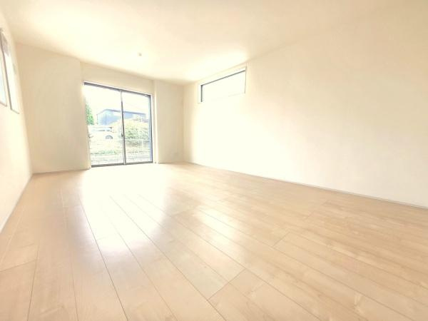 横浜市南区別所中里台の新築一戸建の居間・リビング|自慢したくなるリビング！
形も良く家具の配置にも困りません。