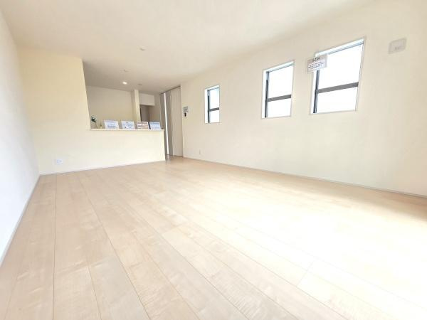 横浜市南区別所中里台の新築一戸建の居間・リビング|窓からは明るい光が差し込みます！
電気をつけなくても明るいです。