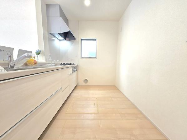 横浜市南区別所中里台の新築一戸建のキッチン|広々としたキッチンは、
落ち着いて料理が出来ます！