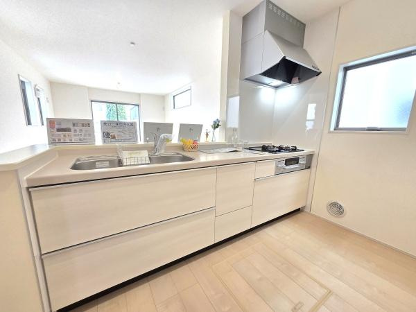 横浜市南区別所中里台の新築一戸建のキッチン|対面式のキッチンはお料理中でも家族とのお話も弾みます。
