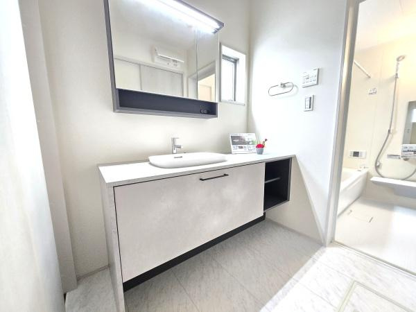 横浜市南区別所中里台の新築一戸建の独立洗面台|おしゃれな洗面台！
収納もしっかりあります！