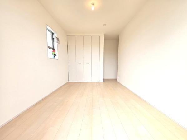 横浜市南区別所中里台の新築一戸建の洋室|落ち着きのある洋室です！
休日はこちらでおくつろぎ下さい♪