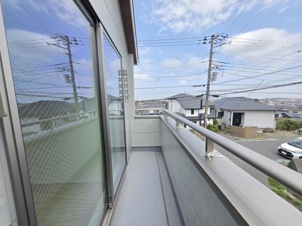 横浜市南区別所中里台の新築一戸建のバルコニー|陽当り良好のバルコニー！
風通しもよく気持ちいいです