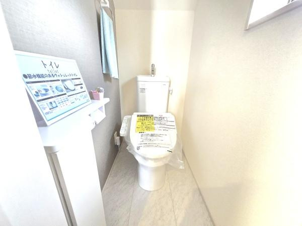 横浜市南区別所中里台の新築一戸建のトイレ|清潔感のある内装のすっきりとしたデザインのトイレです。
水周りが綺麗だと安心ですね。
