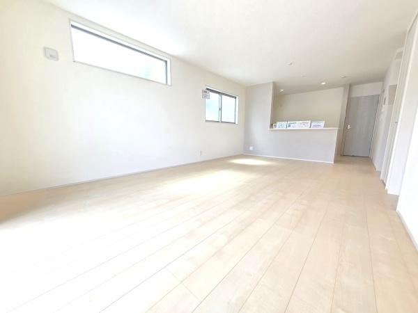 横浜市南区別所中里台の新築一戸建の居間・リビング|自慢したくなるリビング！
形も良く家具の配置にも困りません。
