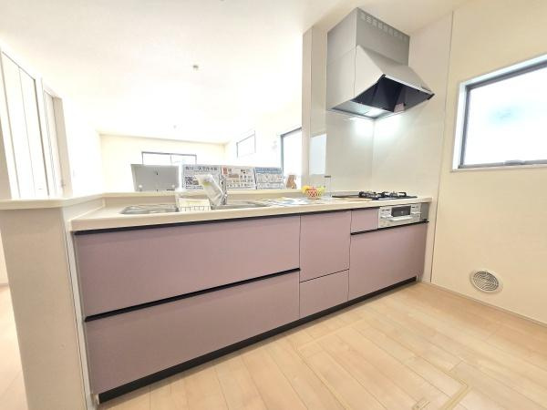 横浜市南区別所中里台の新築一戸建のキッチン|対面式のキッチンはお料理中でも家族とのお話も弾みます。

