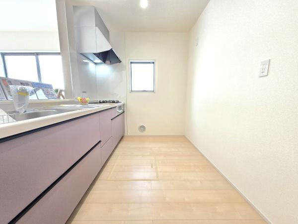 横浜市南区別所中里台の新築一戸建のキッチン|広々としたキッチンは、
落ち着いて料理が出来ます！