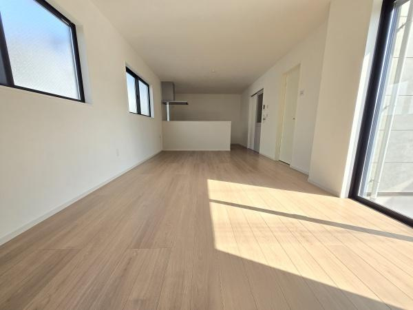 横浜市泉区中田南５丁目の新築一戸建の居間・リビング|窓からは明るい光が差し込みます！
電気をつけなくても明るいです。
※家具等はＣＧでの参考レイアウトです。