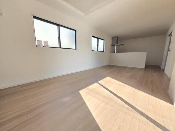 横浜市泉区中田南５丁目の新築一戸建の居間・リビング|自慢したくなるリビング！
形も良く家具の配置にも困りません。