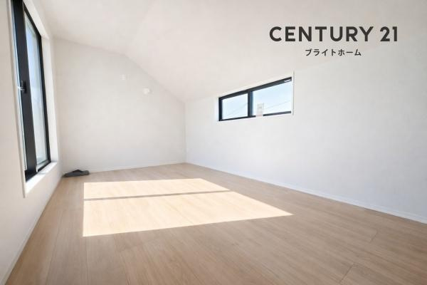 横浜市泉区中田南５丁目の新築一戸建の洋室|二面採光の明るい洋室♪
休日はこちらでおくつろぎ下さい♪
※家具等はＣＧでの参考レイアウトです。