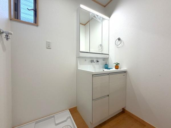 横浜市保土ケ谷区仏向町の中古一戸建の独立洗面台|おしゃれな洗面台！
収納もしっかりあります！