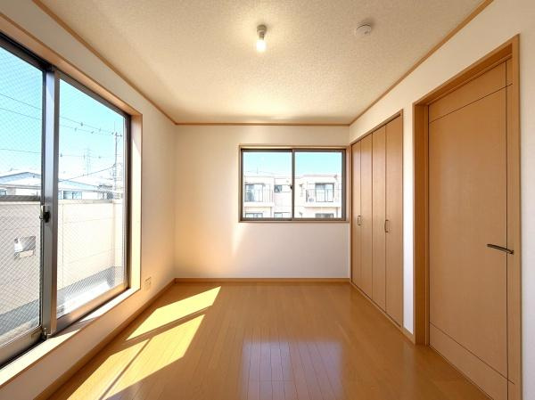 横浜市保土ケ谷区仏向町の中古一戸建の洋室|二面採光の明るく、落ち着きのある洋室！
休日はこちらでおくつろぎ下さい♪